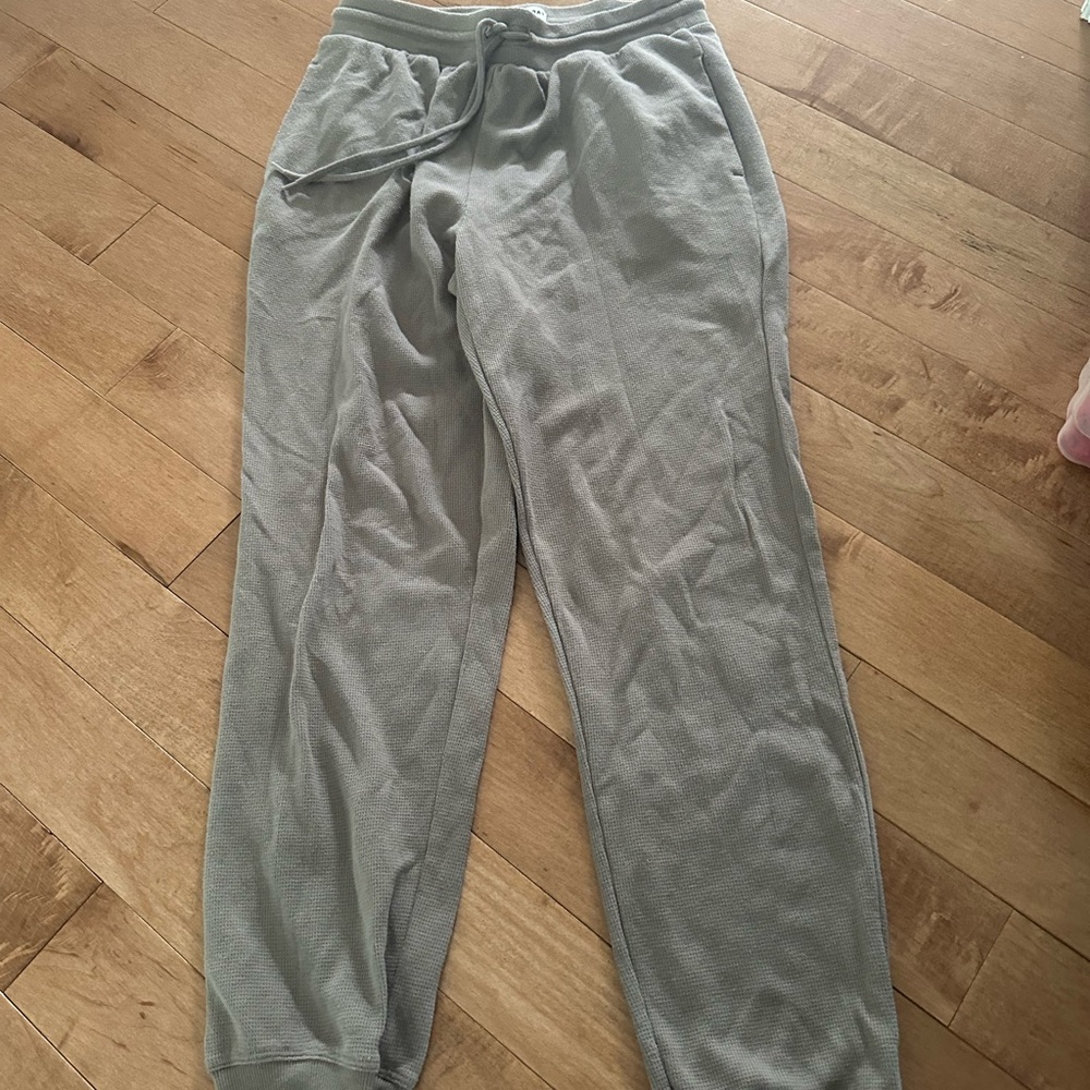 Women’s Aritzia cuffed bottom sweatpants